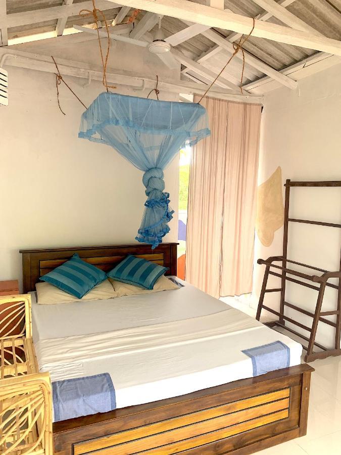 Hotel Salty Fish Mirissa Esterno foto
